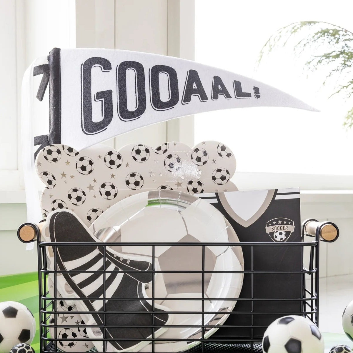 Bring the game day excitement to your party with our GOOAAL! felt pennant. Measuring 7 inch wide x 14.5 inch long, this white pennant with striking black lettering comes with a 14 inch wood dowel.