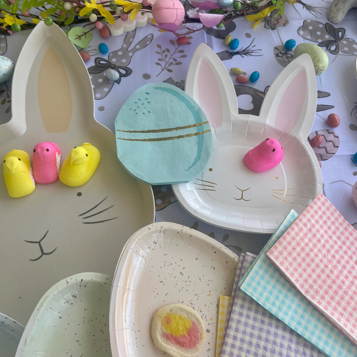 Blue paper Easter napkins shaped like an egg with gold details - perfect for an Easter brunch or Easter party.